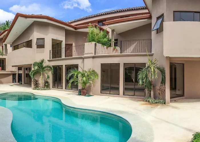 Sunny 2Br: Balcony, Pool, Kitchen, Walk To Beach Appartement *