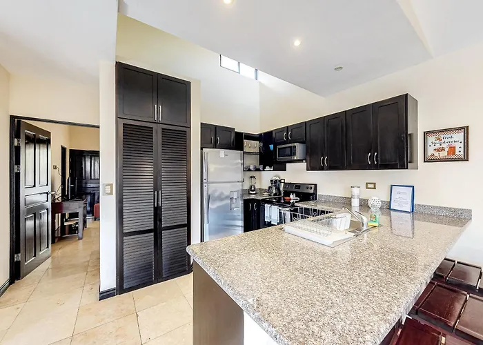 Appartement Sunny 2Br: Balcony, Pool, Kitchen, Walk To Beach *
