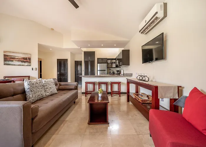 Sunny 2Br: Balcony, Pool, Kitchen, Walk To Beach *
