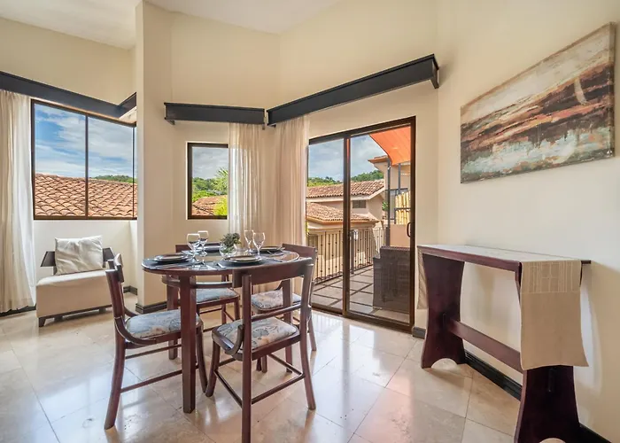 Sunny 2Br: Balcony, Pool, Kitchen, Walk To Beach *
