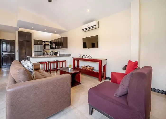 Sunny 2Br: Balcony, Pool, Kitchen, Walk To Beach *