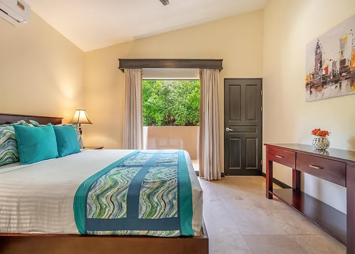 Appartement Sunny 2Br: Balcony, Pool, Kitchen, Walk To Beach *