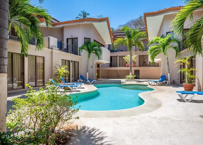 Appartement Sunny 2Br: Balcony, Pool, Kitchen, Walk To Beach