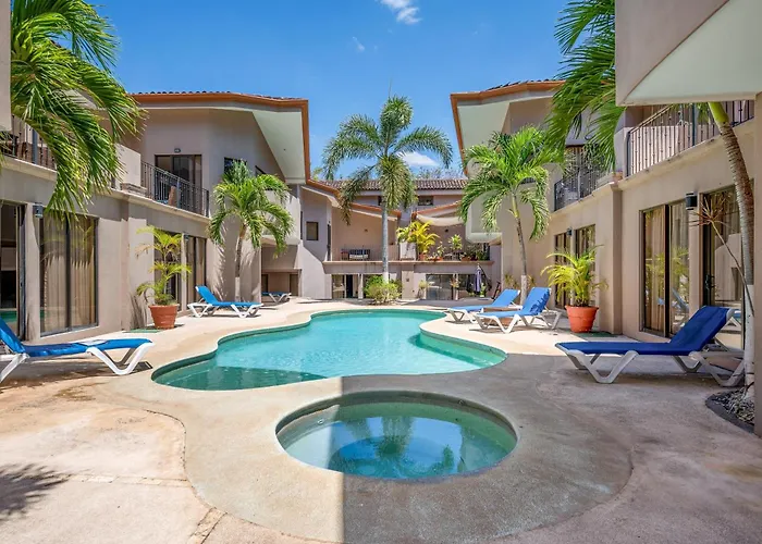 Appartement Sunny 2Br: Balcony, Pool, Kitchen, Walk To Beach *